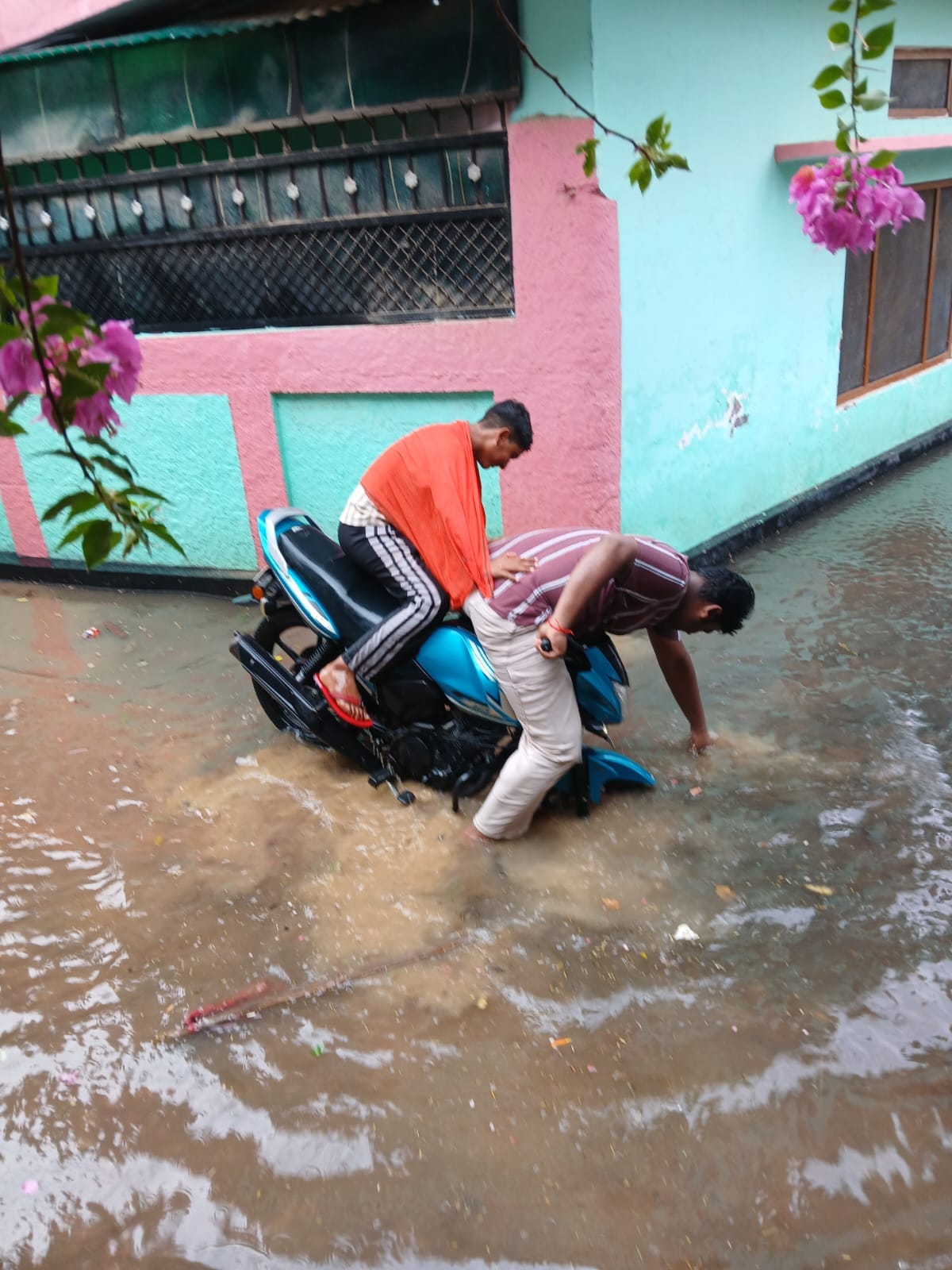 एटा शहर में बारिश के बाद आगरा रोड पर जलभराव के बीच गुजरते वाहन। संवाद एटा शहर में बारिश के बाद आगरा रोड पर जलभराव के बीच गुजरते वाहन। संवाद