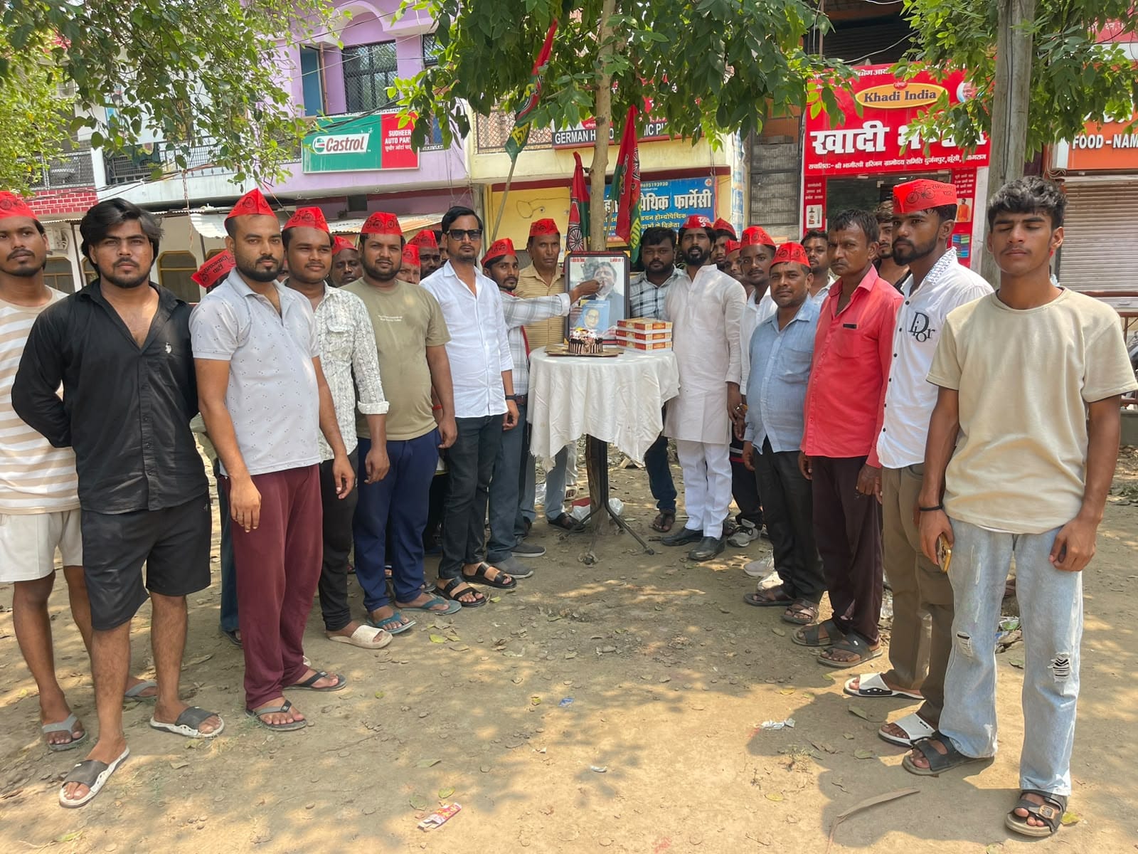फाफामऊ, गरीबों को मिठाई खिलाकर अखिलेश यादव का जन्मदिन मनाते पूर्व ब्लाक प्रमुख संदीप यादव फाफामऊ, गरीबों को मिठाई खिलाकर अखिलेश यादव का जन्मदिन मनाते पूर्व ब्लाक प्रमुख संदीप यादव