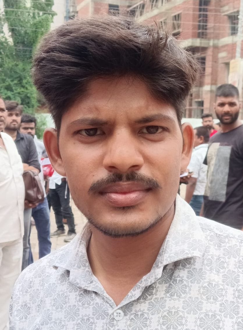 फोटो-01- आरआर इंटर कॉलेज परीक्षा केंद्र पर लगी अभ्यार्थियों की लगी लंबी लाइन। संवाद