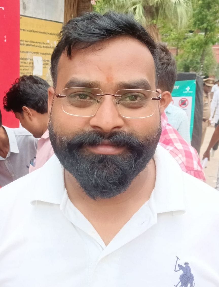 फोटो-01- आरआर इंटर कॉलेज परीक्षा केंद्र पर लगी अभ्यार्थियों की लगी लंबी लाइन। संवाद