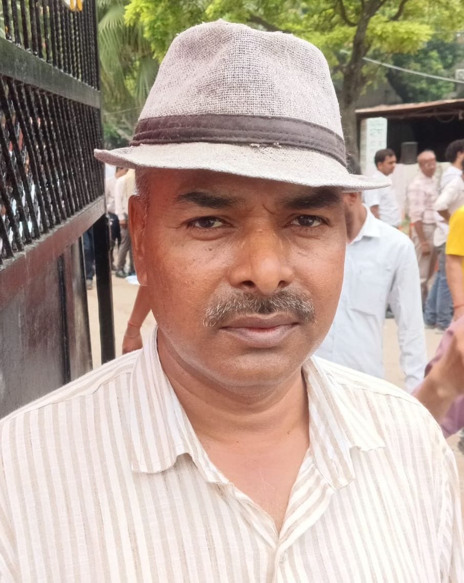 फोटो-01- आरआर इंटर कॉलेज परीक्षा केंद्र पर लगी अभ्यार्थियों की लगी लंबी लाइन। संवाद