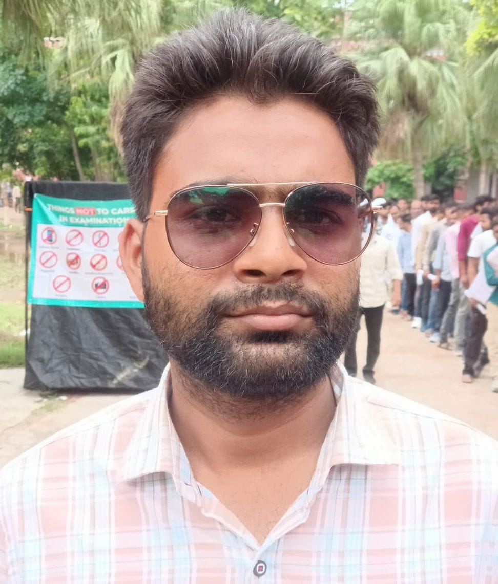 फोटो-01- आरआर इंटर कॉलेज परीक्षा केंद्र पर लगी अभ्यार्थियों की लगी लंबी लाइन। संवाद