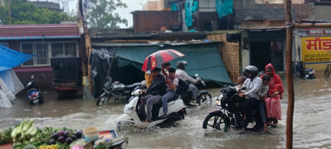 फोटो 01 कासगंज में गांधी मूर्ति के निकट एक नमक की दुकान में भरा बारिश का पानी। स्रोत:स्ंवाद फोटो 01 कासगंज में गांधी मूर्ति के निकट एक नमक की दुकान में भरा बारिश का पानी। स्रोत:स्ंवाद