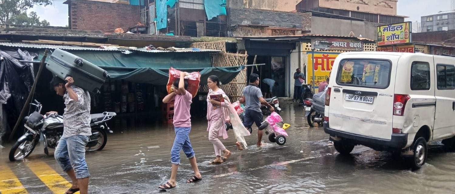 फोटो 01 कासगंज में गांधी मूर्ति के निकट एक नमक की दुकान में भरा बारिश का पानी। स्रोत:स्ंवाद फोटो 01 कासगंज में गांधी मूर्ति के निकट एक नमक की दुकान में भरा बारिश का पानी। स्रोत:स्ंवाद