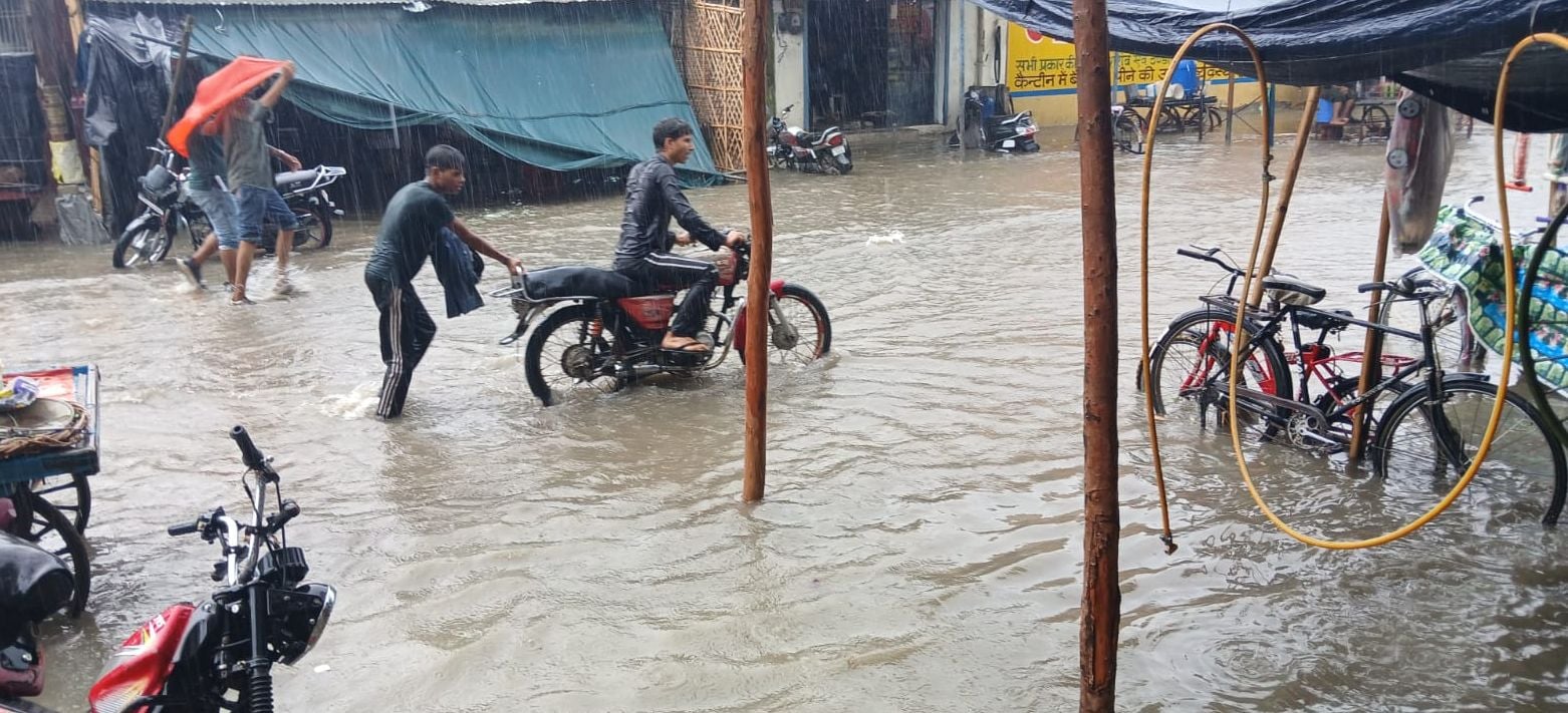 फोटो 02 कासगंज में गांधी मूर्ति के निकट एक पाइप की दुकान में भरा बारिश का पानी। स्रोत: संवाद फोटो 02 कासगंज में गांधी मूर्ति के निकट एक पाइप की दुकान में भरा बारिश का पानी। स्रोत: संवाद