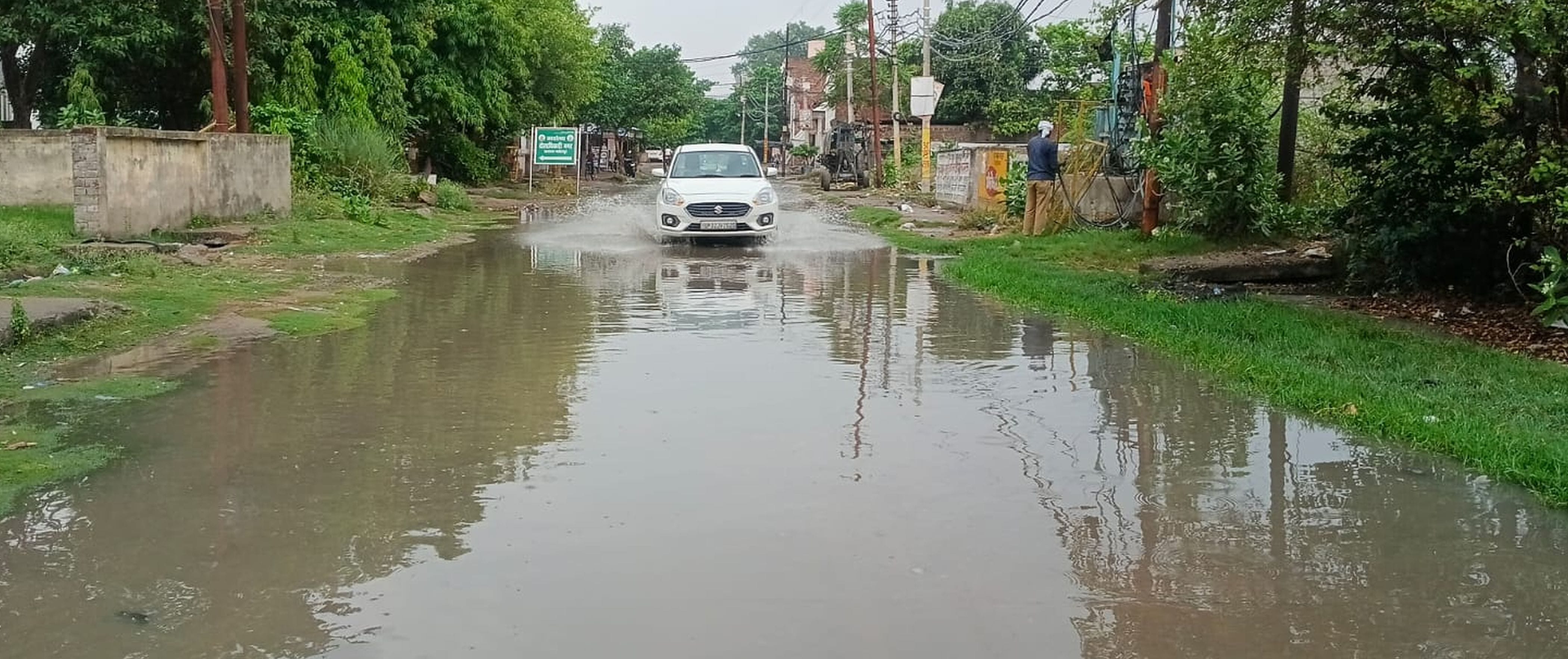 फोटो-02-शहर के रानी कालोनी में बारिश के बाद भरे पानी से निकलते वाहन। संवाद फोटो-02-शहर के रानी कालोनी में बारिश के बाद भरे पानी से निकलते वाहन। संवाद