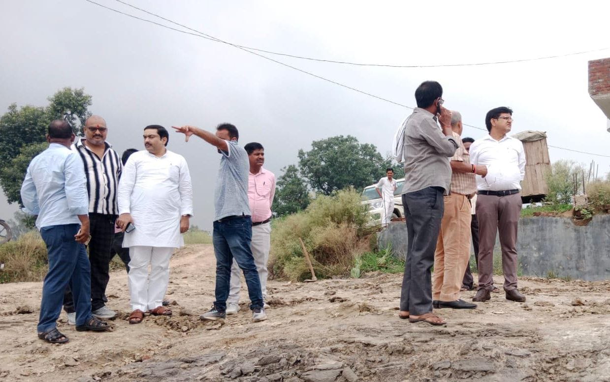 फोटो-19- सम्मेलन में बोलते विधायक माधवेन्द्र प्रताप सिंह रानू। स्रोत आयोजक