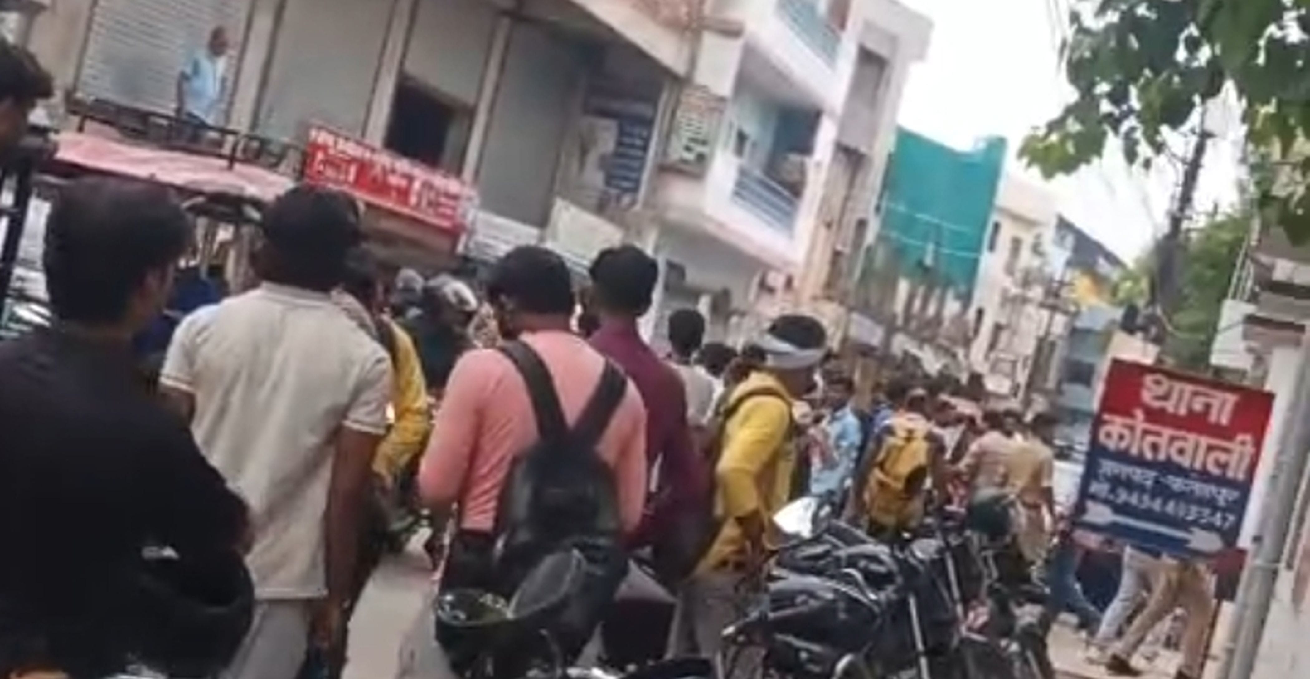 फोटो 23-सदर कोतवाली के अंदर से लोगों को घसीट कर बाहर निकालते पुलिस कर्मी। स्रोत: वीडियो ग्रैब