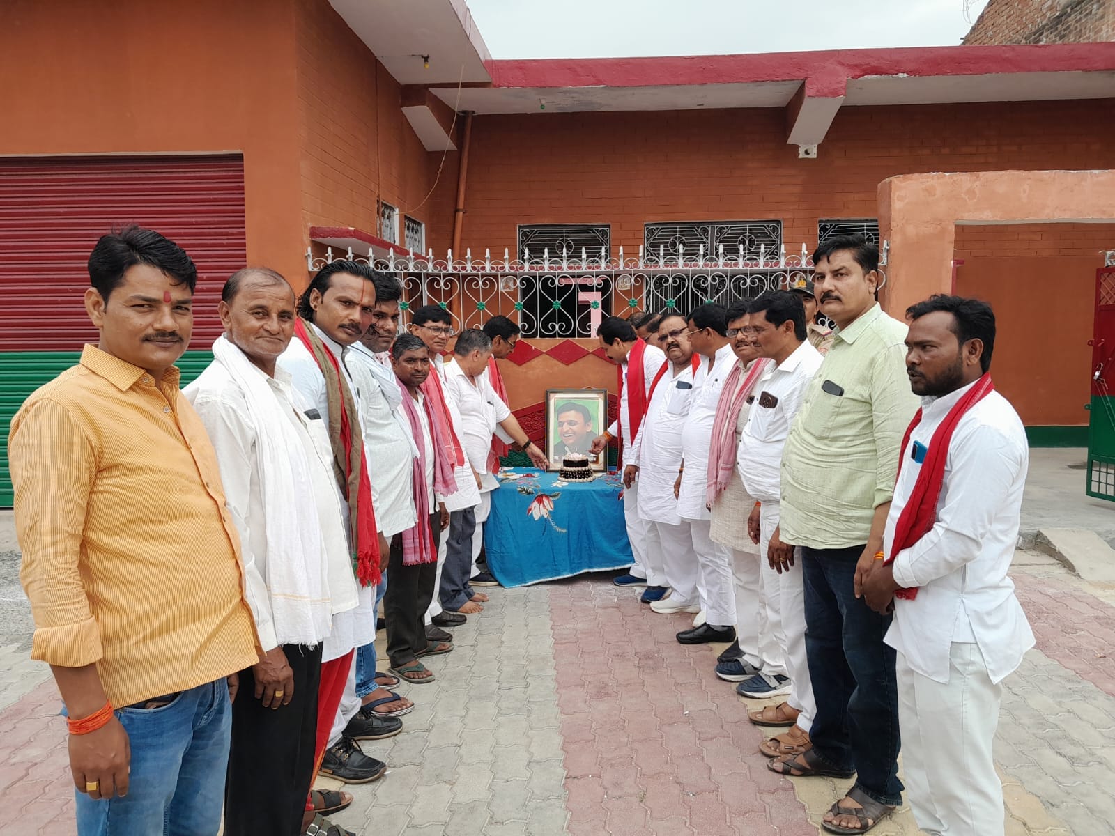 फोटो -24- केक काटकर जन्मदिन मनाते सपाई। स्रोत:पार्टी