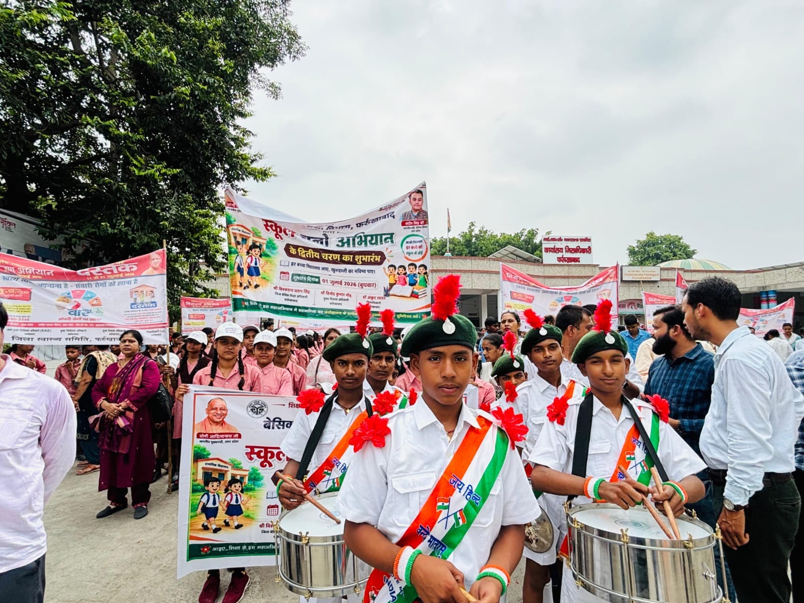 फोटो-5 कलक्ट्रेट में स्कूल चलो अभियान को झंडी दिखातीं डीएम डॉ. अंकुर लाठर। स्रोत: सूचना विभाग