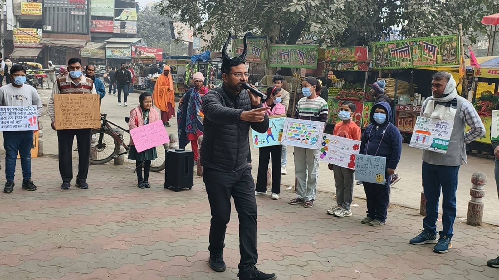 फोटो-56: बहादुरगढ़ के गांव सांखोल में कपड़े व जूट के थैले का प्रयोग करने की शपथ लेते संघर्षशील जन फोटो-56: बहादुरगढ़ के गांव सांखोल में कपड़े व जूट के थैले का प्रयोग करने की शपथ लेते संघर्षशील जन