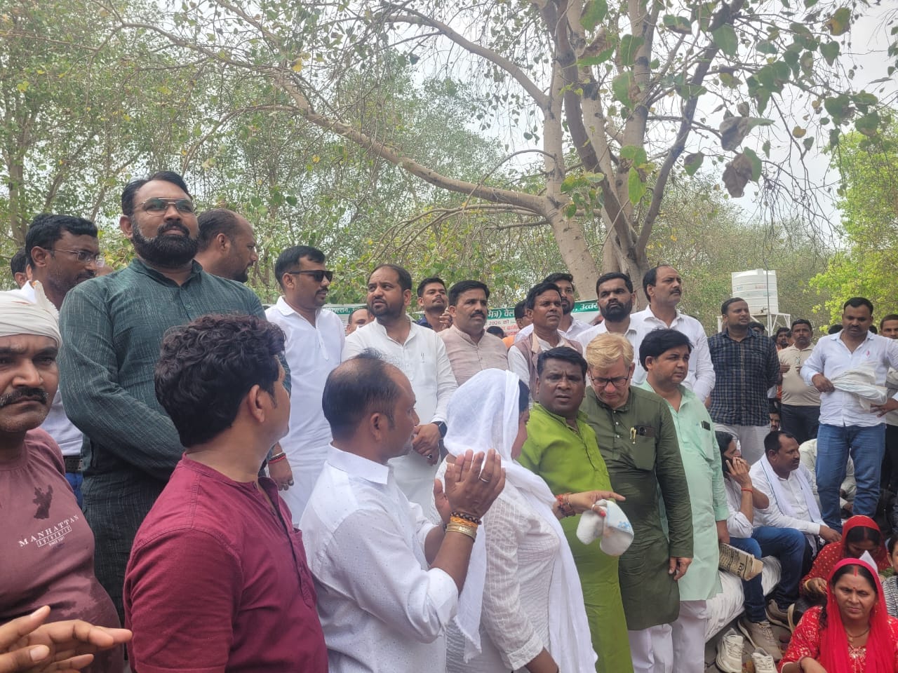 फोटो परिचय नवाबगंज 01 मांगे पूरी न होने पर ग्राम रोजगार सेवकों ने विधानसभा घेराव की कोशिश