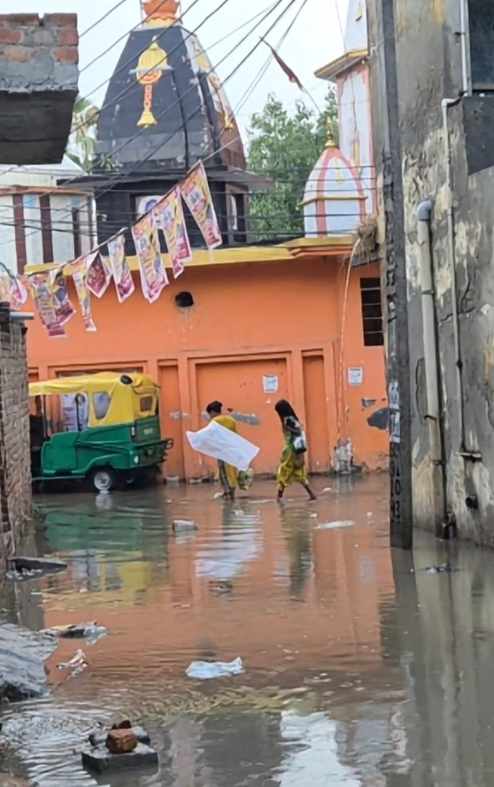फोटो : सोनीपत के गांव राई के पास जीटी रोड की सर्विस लेन पर भरा बारिश का पानी। संवाद फोटो : सोनीपत के गांव राई के पास जीटी रोड की सर्विस लेन पर भरा बारिश का पानी। संवाद