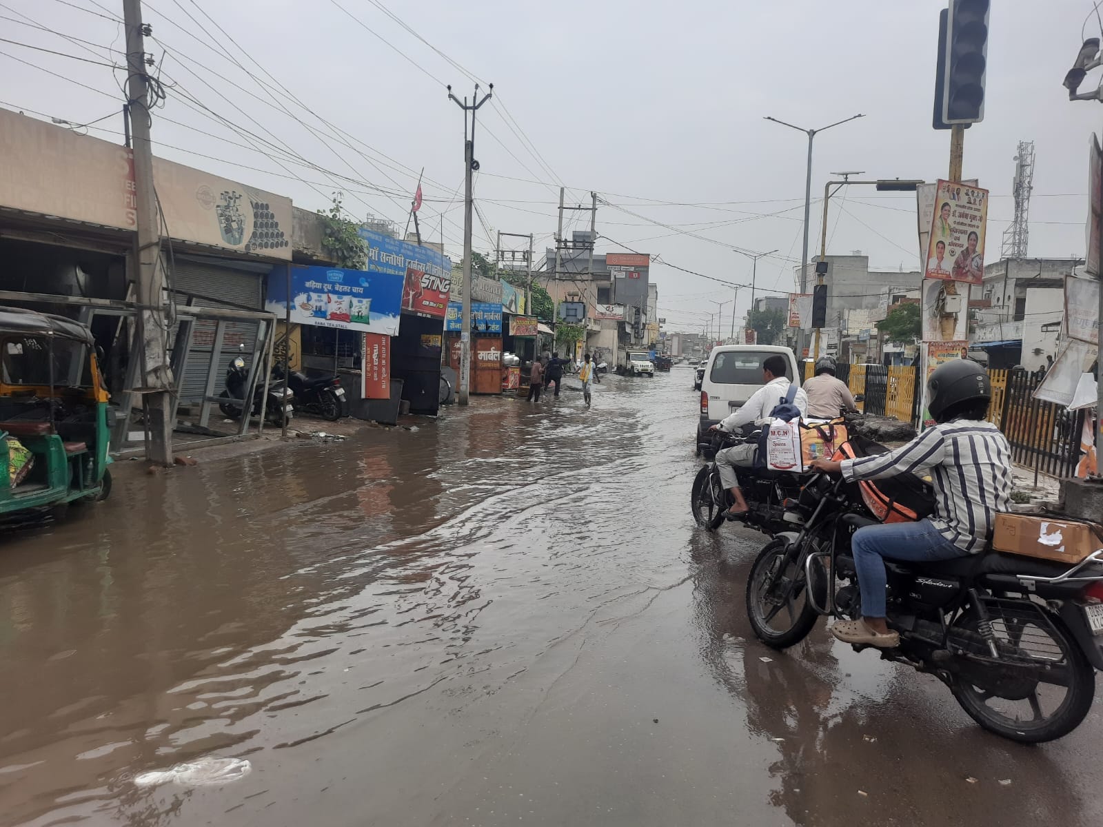 फोटो : सोनीपत के गांव राई के पास जीटी रोड की सर्विस लेन पर भरा बारिश का पानी। संवाद फोटो : सोनीपत के गांव राई के पास जीटी रोड की सर्विस लेन पर भरा बारिश का पानी। संवाद