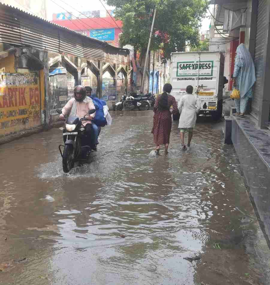 फोटो : सोनीपत के गांव राई के पास जीटी रोड की सर्विस लेन पर भरा बारिश का पानी। संवाद फोटो : सोनीपत के गांव राई के पास जीटी रोड की सर्विस लेन पर भरा बारिश का पानी। संवाद