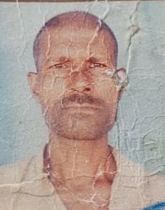 फोटो03कासगंज में पोस्टमार्टम गृह पर बैठे मृतक तिलक सिंह के परिजन । संवाद फोटो03कासगंज में पोस्टमार्टम गृह पर बैठे मृतक तिलक सिंह के परिजन । संवाद