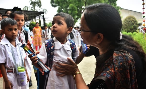 गर्मी की छुट्टी के बाद बुधवार को राजधानी में स्कूल खुले। 