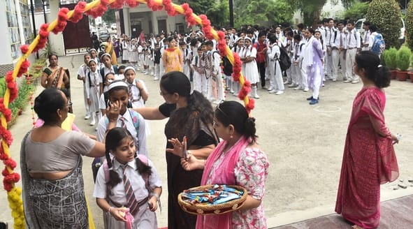 गर्मी की छुट्टी के बाद बुधवार को राजधानी में स्कूल खुले। 