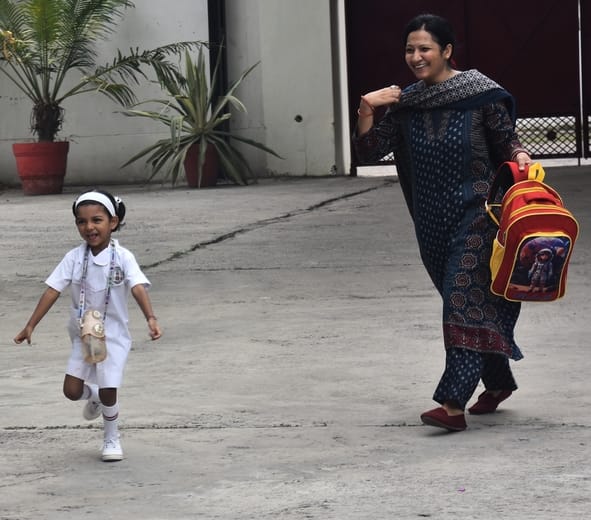 गर्मी की छुट्टी के बाद बुधवार को राजधानी में स्कूल खुले। 