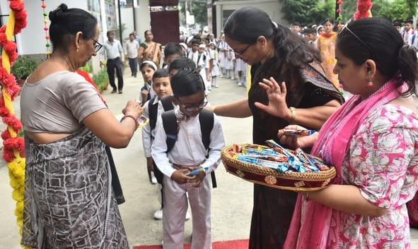 गर्मी की छुट्टी के बाद बुधवार को राजधानी में स्कूल खुले। 