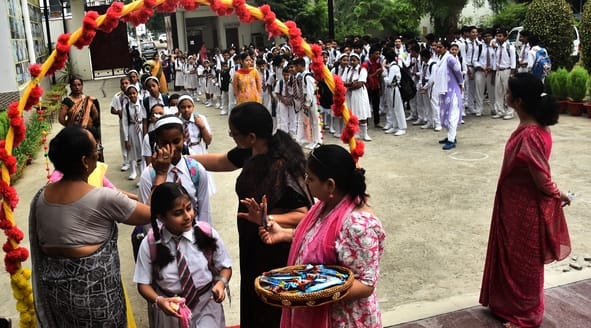 गर्मी की छुट्टी के बाद बुधवार को राजधानी में स्कूल खुले। 