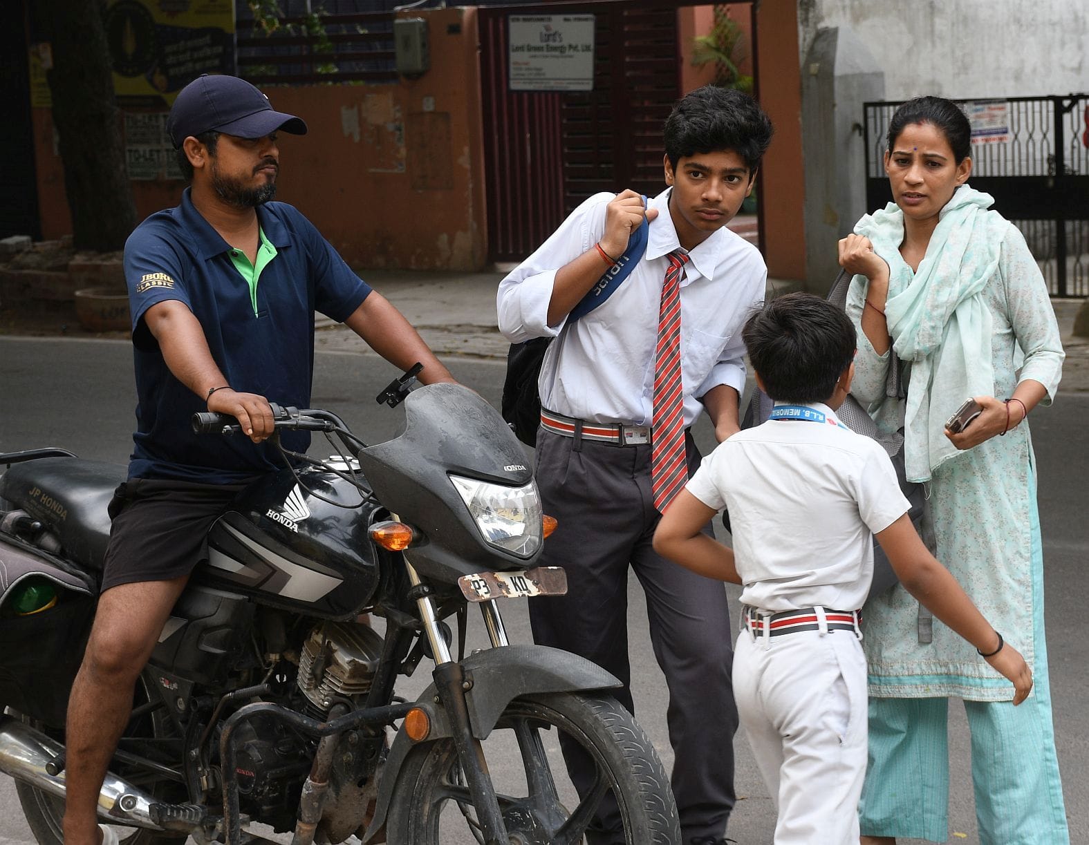गर्मी की छुट्टी के बाद बुधवार को राजधानी में स्कूल खुले। 