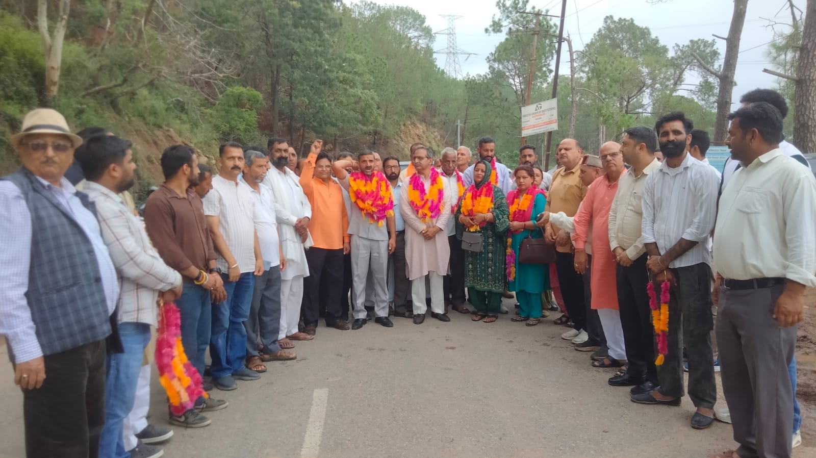 घुमारवीं में बीडीसी की नवनियुक्त अध्यक्ष, मंत्री और कार्यकर्ता जश्न मनाते हुए। संवाद