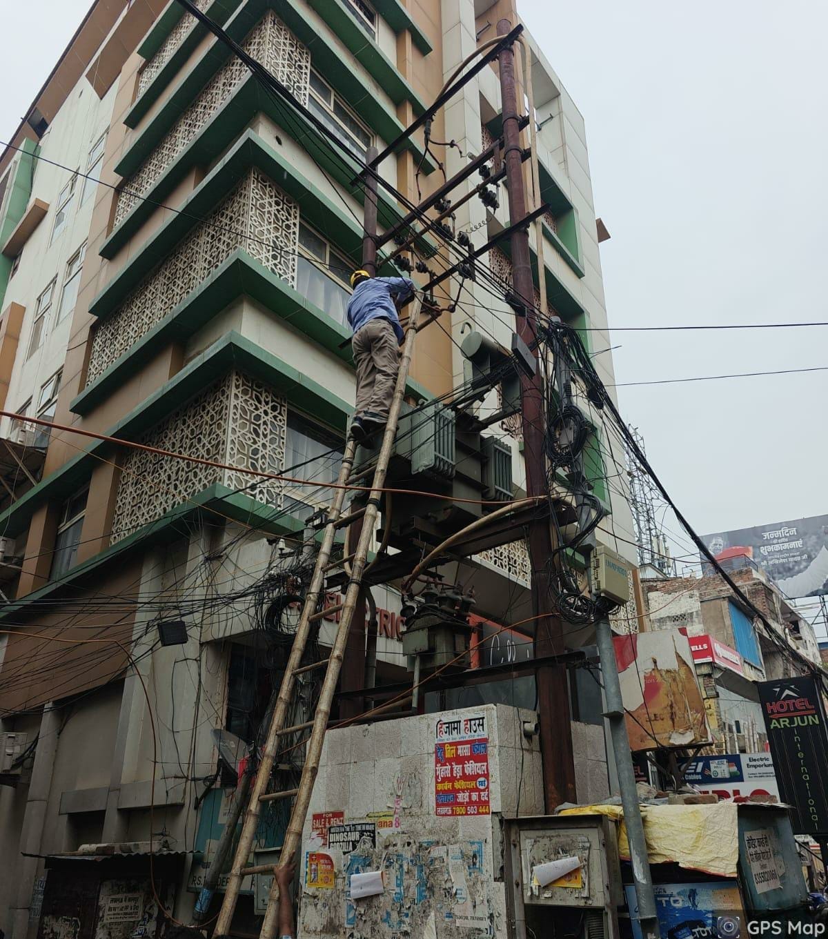 हाेटलों में बिजली कनेक्शन काटते बिजली कर्मचारी। हाेटलों में बिजली कनेक्शन काटते बिजली कर्मचारी।