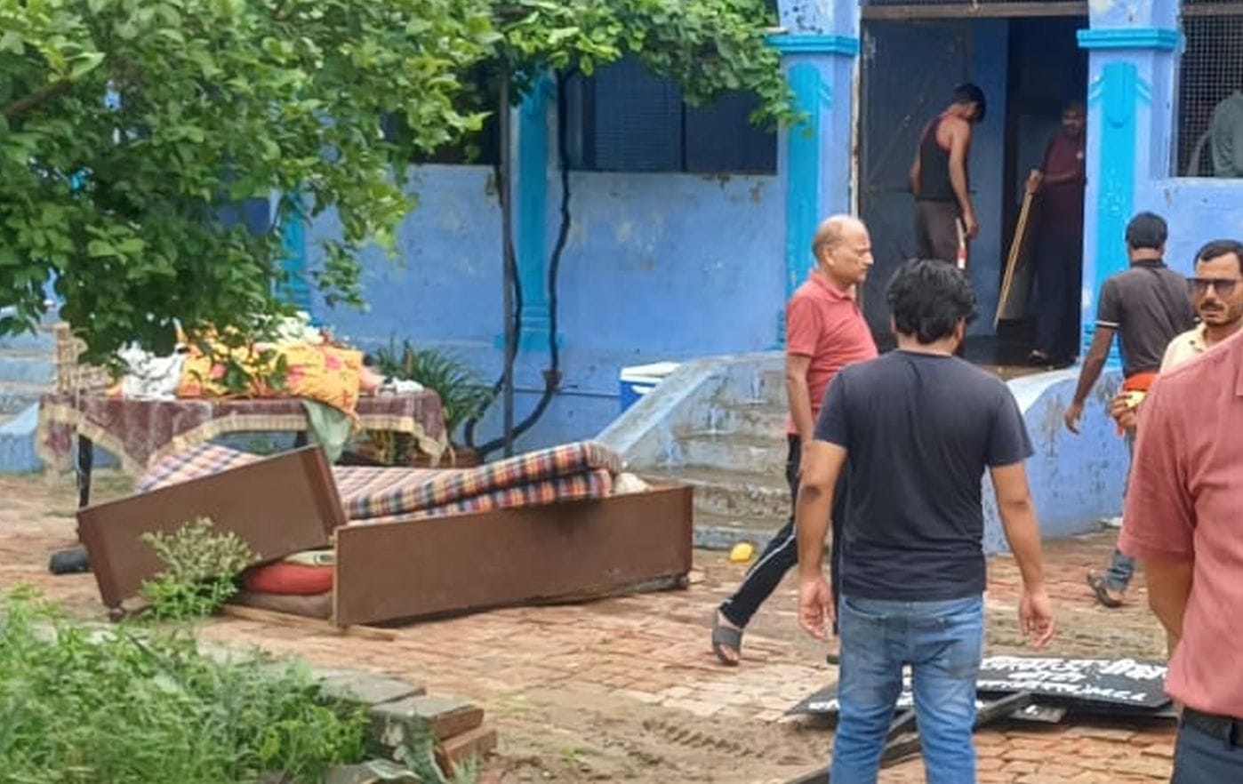 इंदिरा चौक से रेलवे स्टेशन पर स्थित एक बिल्डिंग को कब्जा मुक्त कराने के दौरान मौके पर मौजूद स