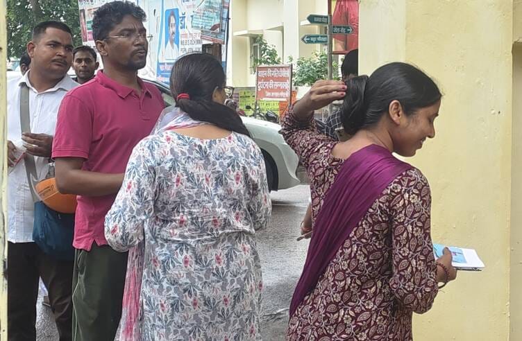 जीआईसी में परीक्षा से पहले लेंस लगाकर हो रही तलाशी। संवाद जीआईसी में परीक्षा से पहले लेंस लगाकर हो रही तलाशी। संवाद