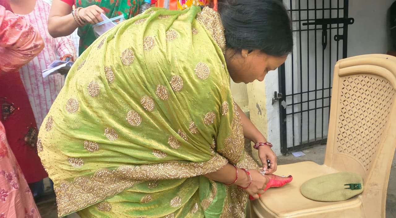 जीआईसी में परीक्षा से पहले लेंस लगाकर हो रही तलाशी। संवाद जीआईसी में परीक्षा से पहले लेंस लगाकर हो रही तलाशी। संवाद