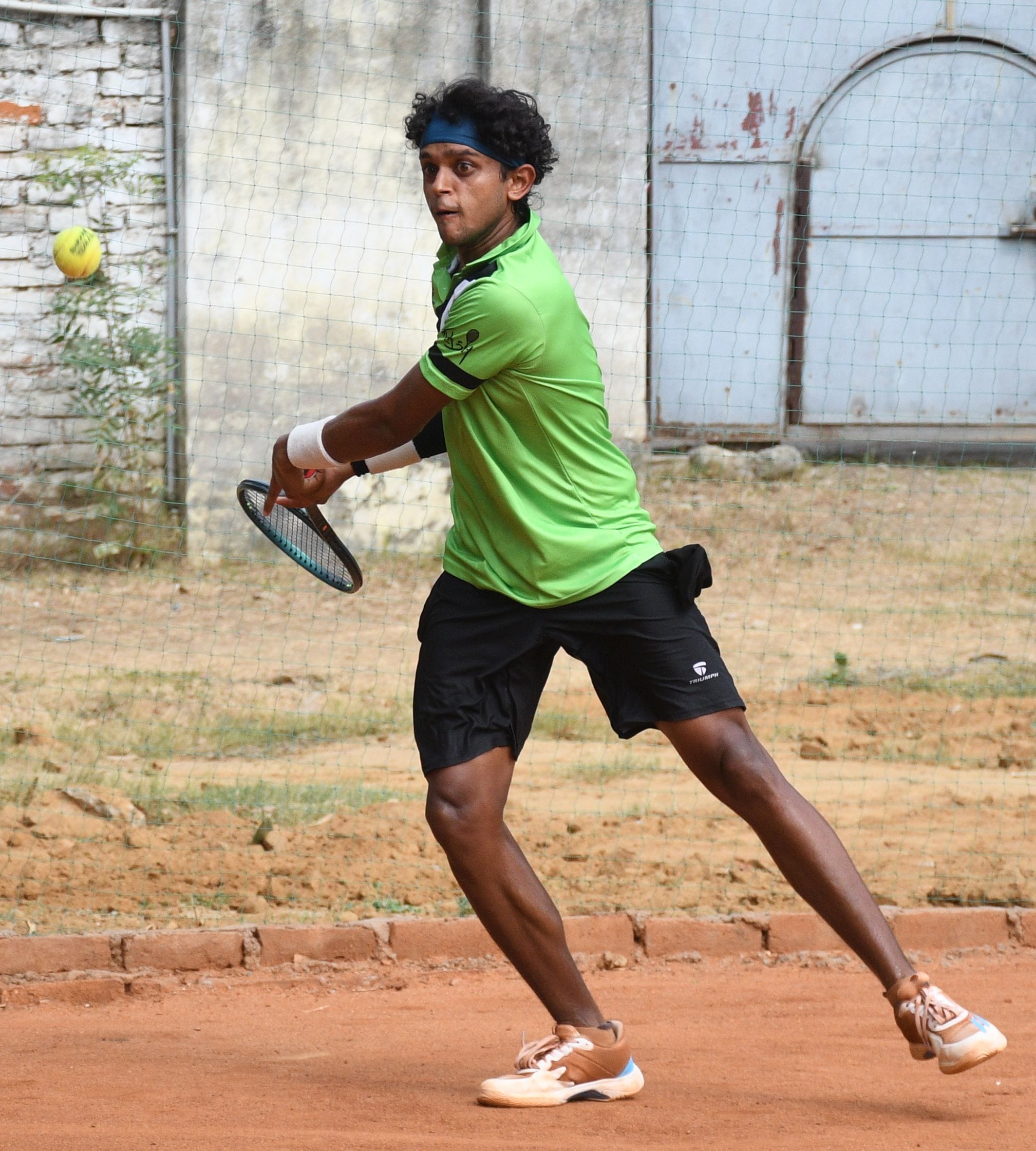 कल्याणपुर स्थित टेनिस अकादमी में आइटा प्राइस मनी टेनिस टूर्नामेंट में खेलते कषित नागराले कल्याणपुर स्थित टेनिस अकादमी में आइटा प्राइस मनी टेनिस टूर्नामेंट में खेलते कषित नागराले
