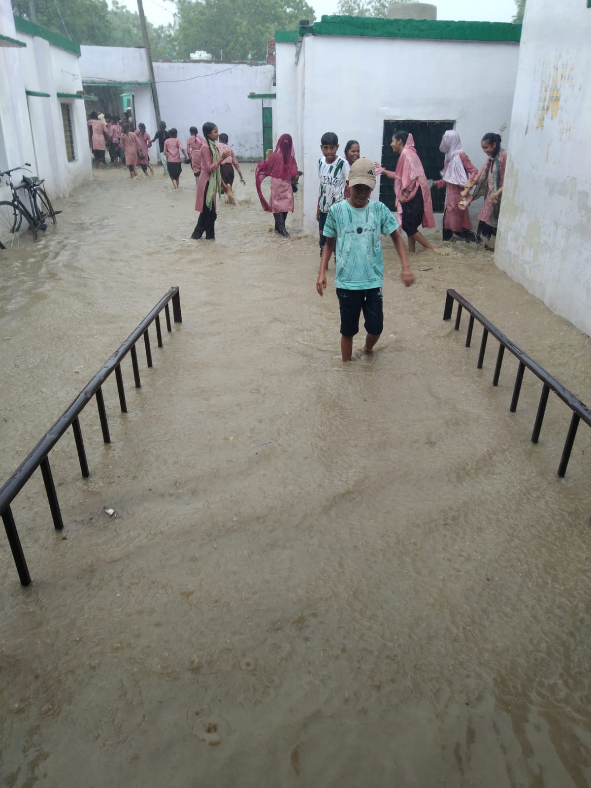 खुदागंज में जलालपुर के संपर्क मार्ग पर हुआ जलभराव। संवाद खुदागंज में जलालपुर के संपर्क मार्ग पर हुआ जलभराव। संवाद
