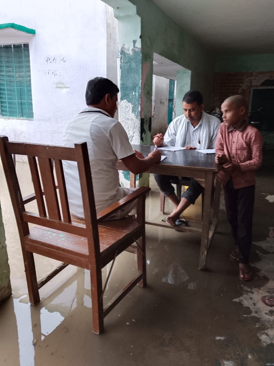 खुदागंज में जलालपुर के संपर्क मार्ग पर हुआ जलभराव। संवाद खुदागंज में जलालपुर के संपर्क मार्ग पर हुआ जलभराव। संवाद