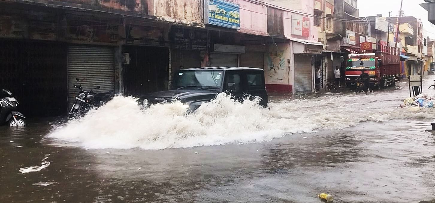 लावेला चौक से शिव मंदिर रोड पर भरे तीन फुट पानी में बाइक बंद हो गई । संवाद लावेला चौक से शिव मंदिर रोड पर भरे तीन फुट पानी में बाइक बंद हो गई । संवाद