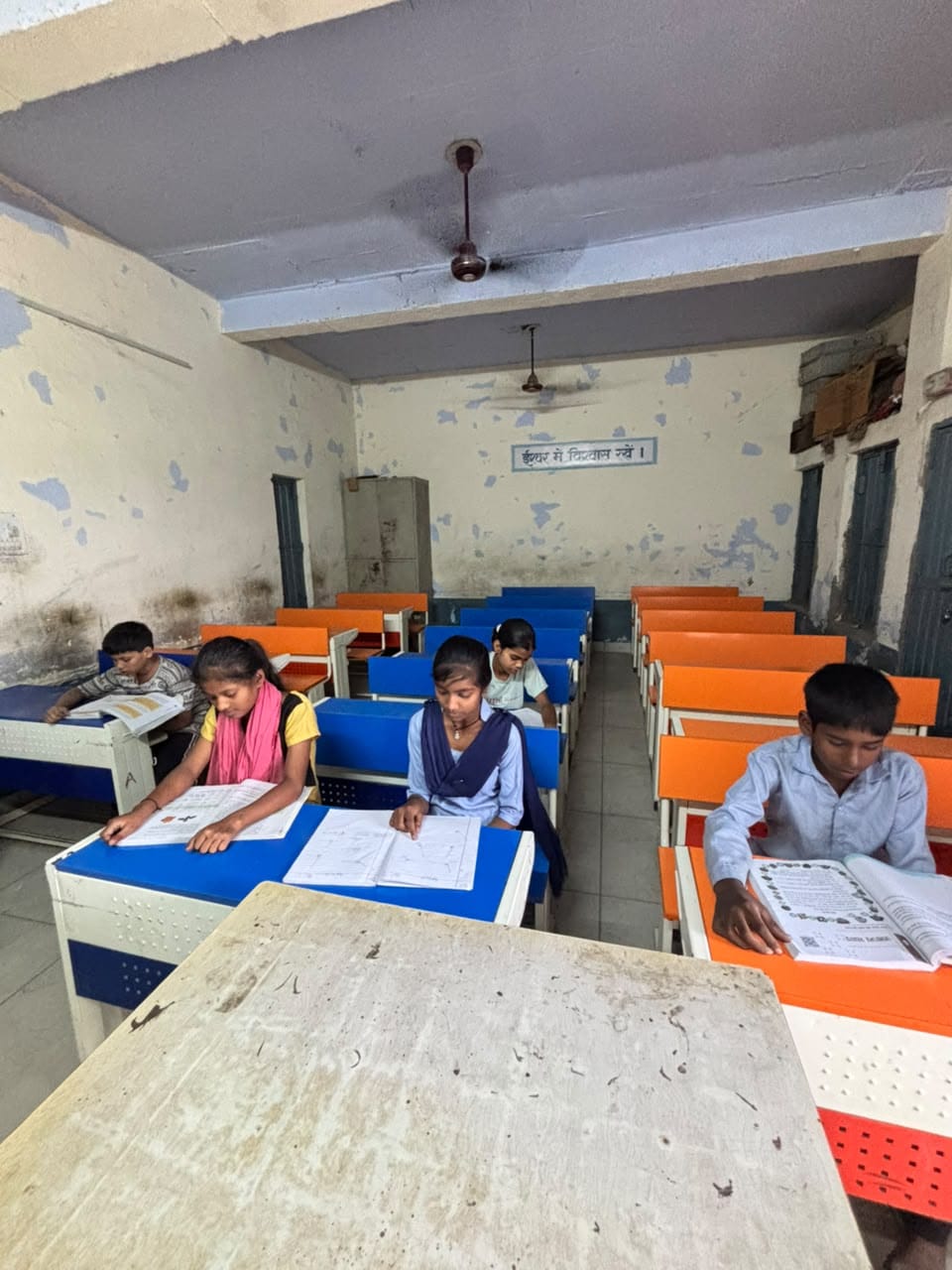 मॉडल कॉलोनी के विद्यालय में उपस्थित विद्यार्थी और खाली बैंच। संवाद मॉडल कॉलोनी के विद्यालय में उपस्थित विद्यार्थी और खाली बैंच। संवाद