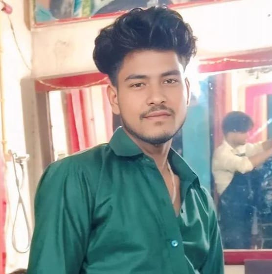 मृतक के घर के बाहर लगी भीड़-संवाद
