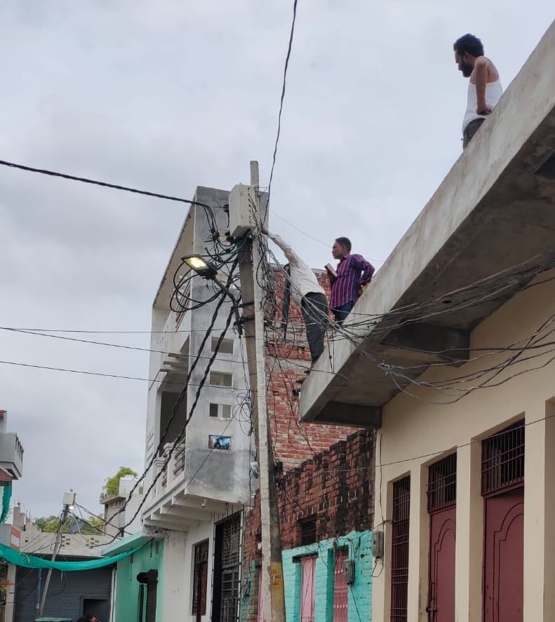 मटौंध इलाके में खंभे का इंसुलेटर ठीक करता बिजली कर्मी। स्रोत: बिजली निगम
