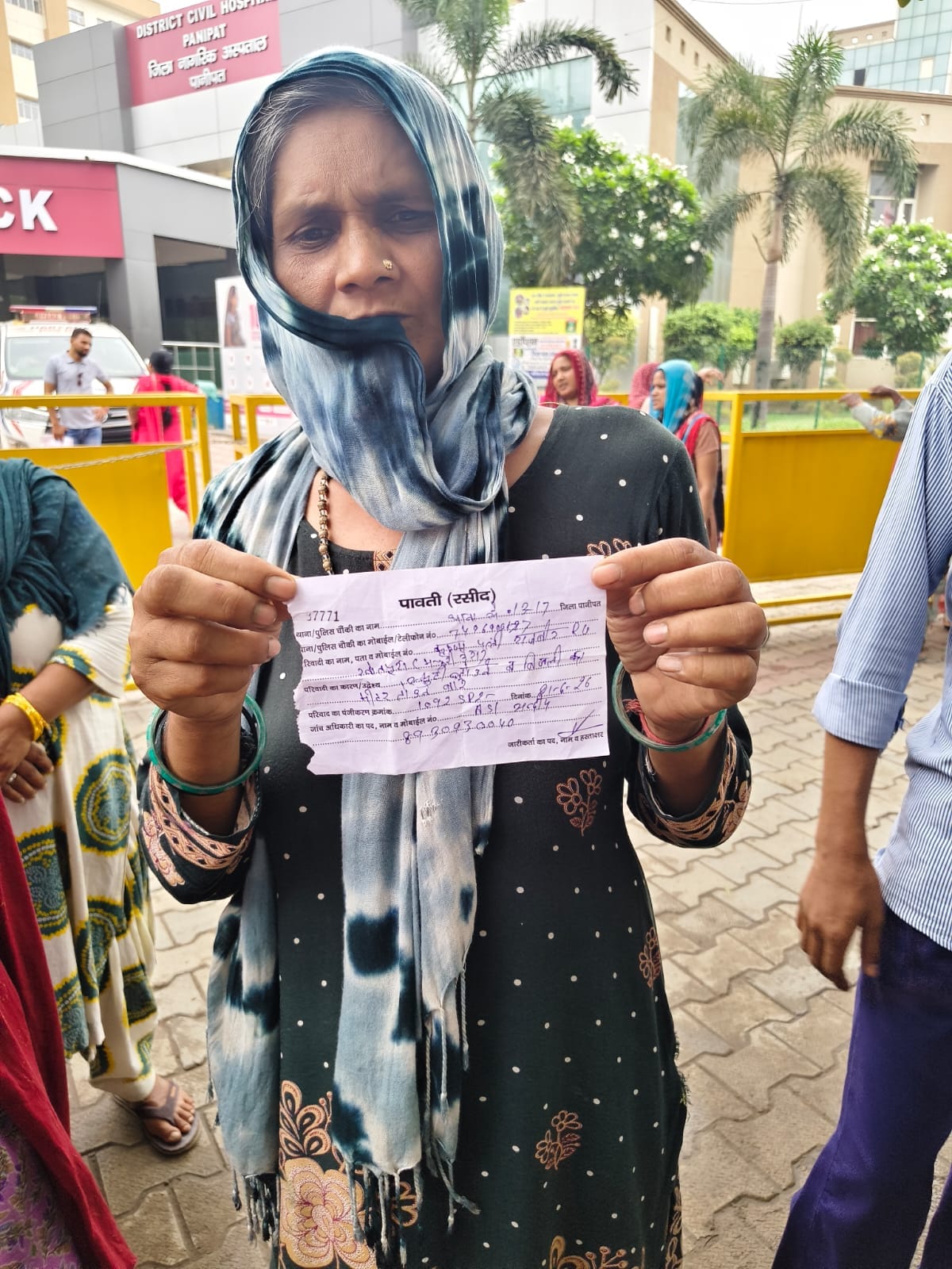 नागरिक अस्पताल में हंगामा करती महिलाएं। संवाद नागरिक अस्पताल में हंगामा करती महिलाएं। संवाद
