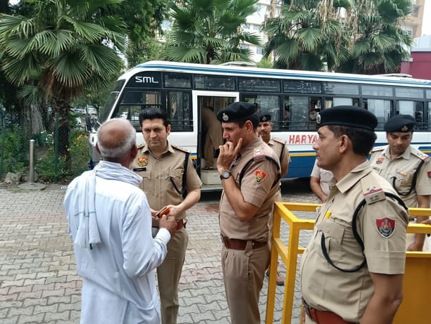 नागरिक अस्पताल में हंगामा करती महिलाएं। संवाद नागरिक अस्पताल में हंगामा करती महिलाएं। संवाद