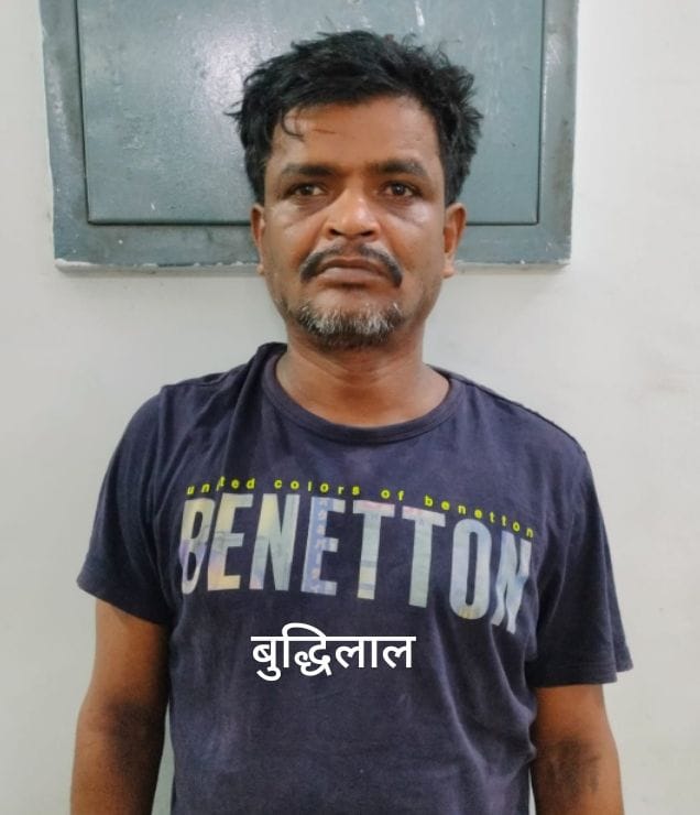 पुलिस की गिरफ्त में आरोपी।