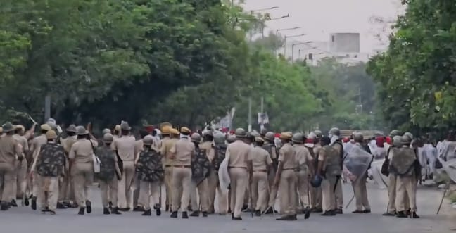 पुलिस और प्रदर्शनकारियों के बीच झड़प 