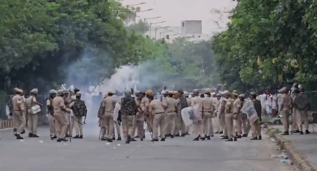 पुलिस और प्रदर्शनकारियों के बीच झड़प 