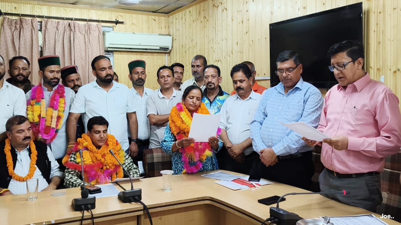 रामपुर में बीडीसी अध्यक्ष और उपाध्यक्ष का चुनाव होने के बाद जीत का जश्र मनाते कांग्रेस पदाधिकार