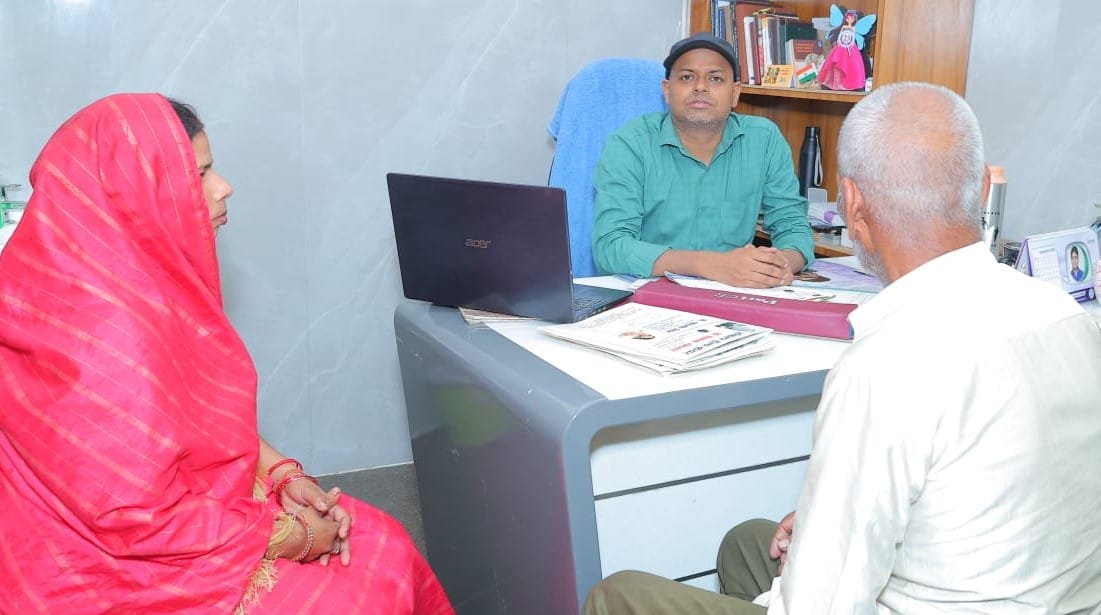 सीएमओ डॉ.विवेक मिश्रा को सम्मानित करते रेडक्रास के पदाधिकारी। स्रोत:सूचना विभाग सीएमओ डॉ.विवेक मिश्रा को सम्मानित करते रेडक्रास के पदाधिकारी। स्रोत:सूचना विभाग