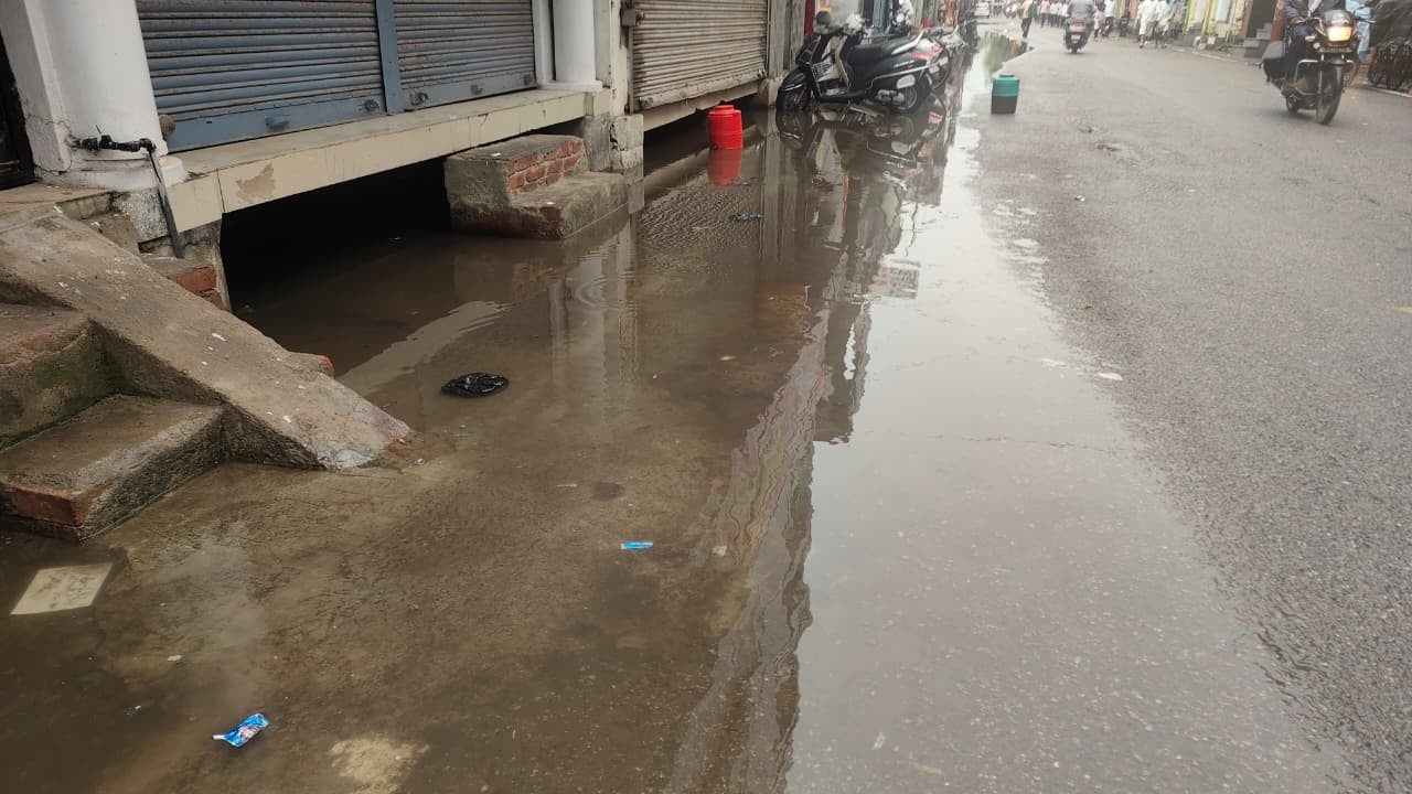 संकटा देवी चौराहे पर हुआ जलभराव। संवाद संकटा देवी चौराहे पर हुआ जलभराव। संवाद