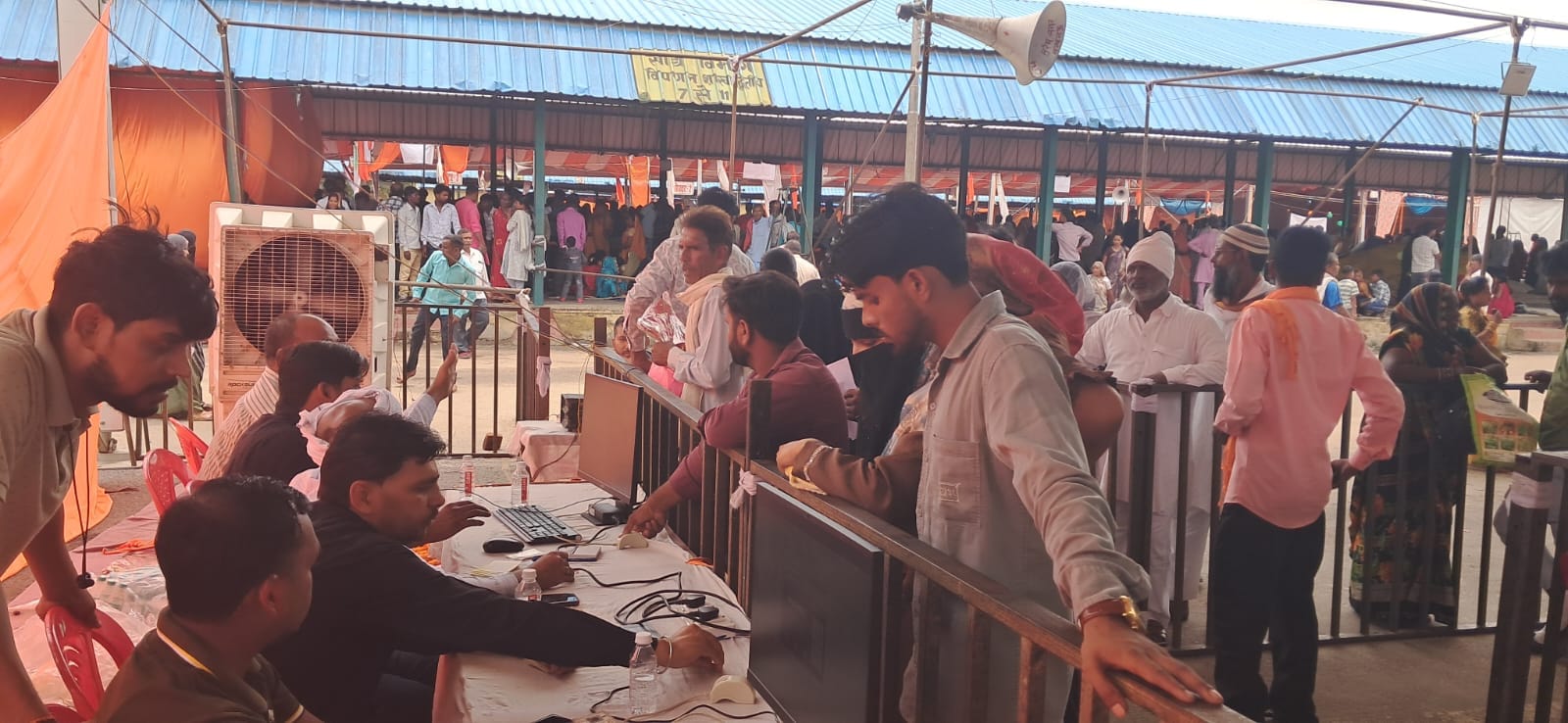 सामूहिक शादी में विवाह स्थल पर मौजूद जोड़े। संवाद