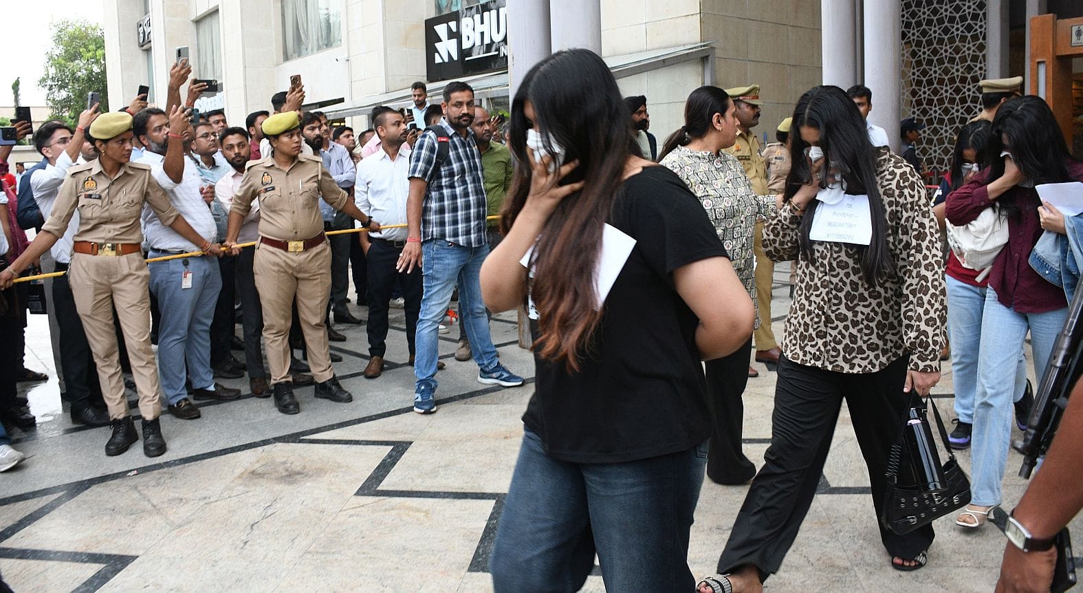 समिट बिल्डिंग में चल रहे फर्जी कॉल सेंटर में काम करने वालों को ले जाती पुलिस एवं मौके पर भीड़। समिट बिल्डिंग में चल रहे फर्जी कॉल सेंटर में काम करने वालों को ले जाती पुलिस एवं मौके पर भीड़।