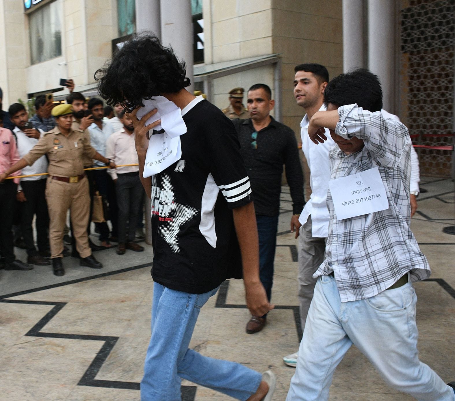 समिट बिल्डिंग में चल रहे फर्जी कॉल सेंटर में काम करने वालों को ले जाती पुलिस एवं मौके पर भीड़। समिट बिल्डिंग में चल रहे फर्जी कॉल सेंटर में काम करने वालों को ले जाती पुलिस एवं मौके पर भीड़।