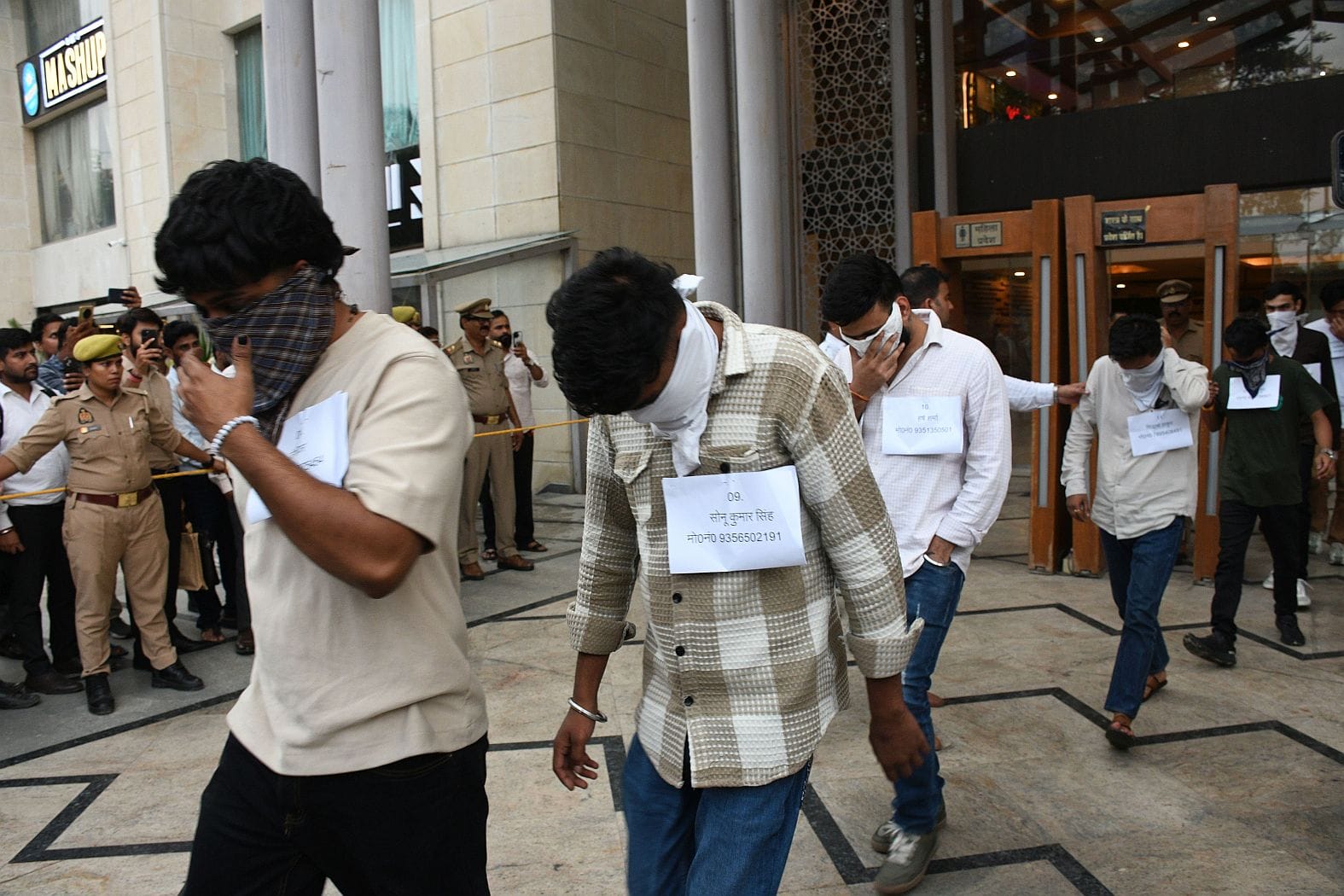 समिट बिल्डिंग में चल रहे फर्जी कॉल सेंटर में काम करने वालों को ले जाती पुलिस एवं मौके पर भीड़। समिट बिल्डिंग में चल रहे फर्जी कॉल सेंटर में काम करने वालों को ले जाती पुलिस एवं मौके पर भीड़।